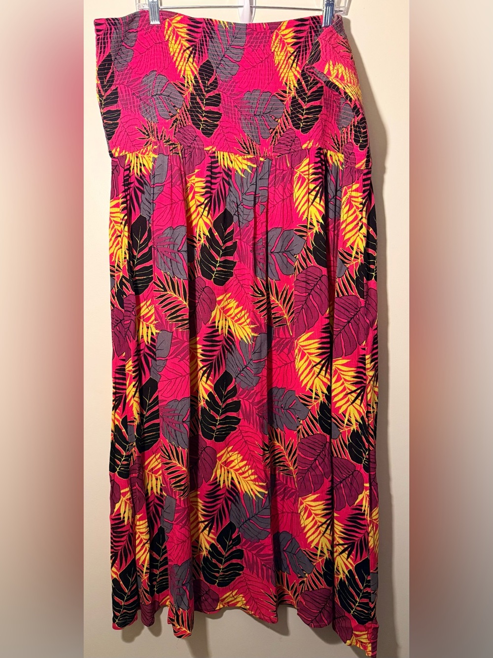 EUC - Torrid Pink Tropical Leaf (versatile) Size: 4 (26)
